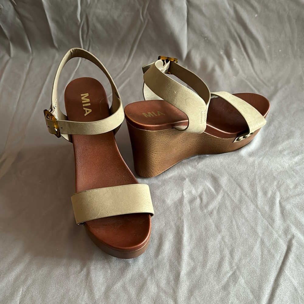 Mia Sandals 7.5 NWOT